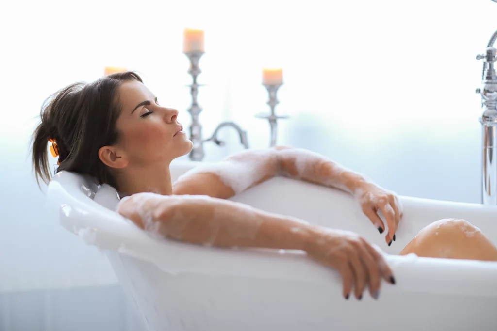 benefits of taking a bath,benefits of bathtub for skin,cold bath benefits,benefits of hot tub therapy