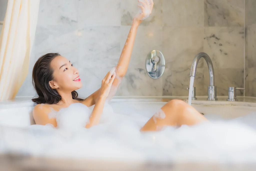 benefits of taking a bath,benefits of bathtub for skin,cold bath benefits,benefits of hot tub therapy